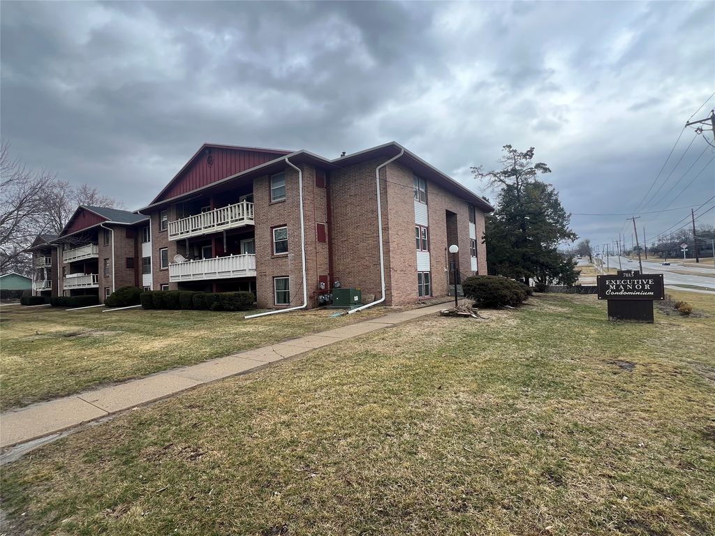 7815 Douglas Avenue 101, Urbandale, IA 50322