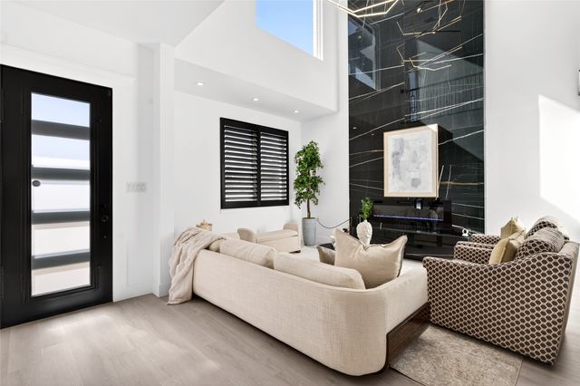 531 W Laureland Road, Dallas, TX 75232