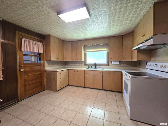 507 S CHURCH Street, Albany, IL 61230