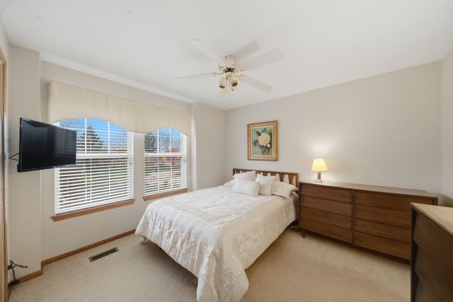 490 Beckett Crossing Drive, Mundelein, IL 60060