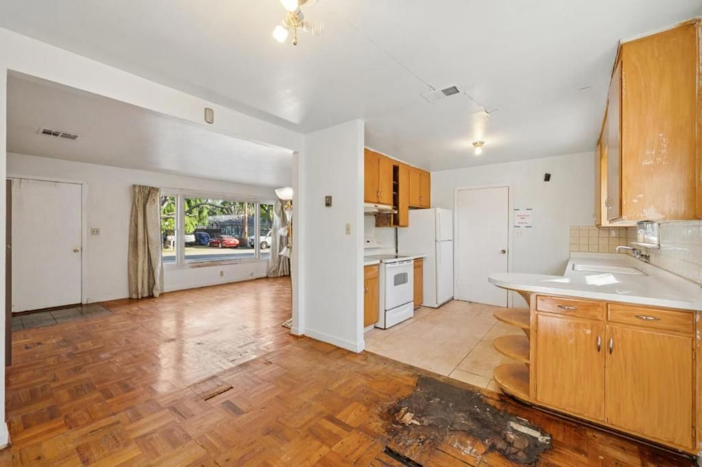 Image 12 of property listing at 986 Bryant, Sunnyvale, CA 94087