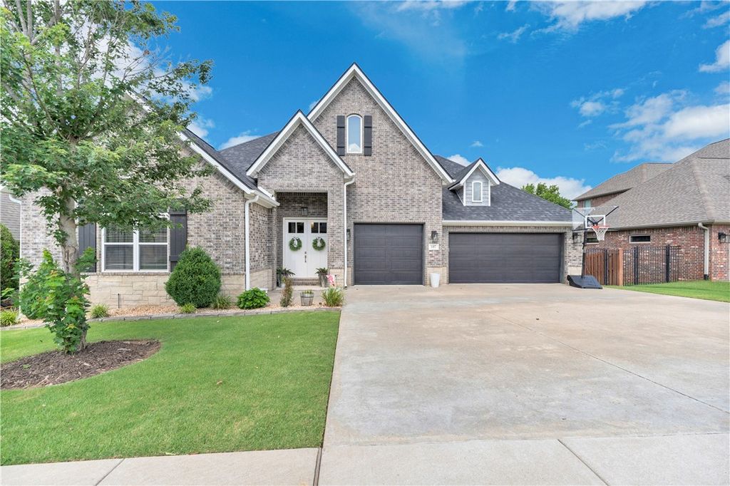 107 NW Highland Road, Bentonville, AR 72712