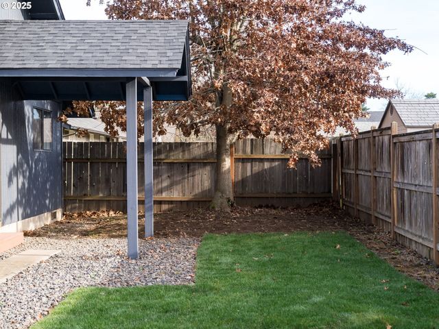 4114 JESSEN Dr, Eugene, OR 97402