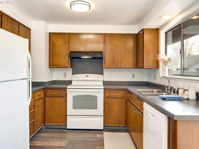 4114 JESSEN Dr, Eugene, OR 97402