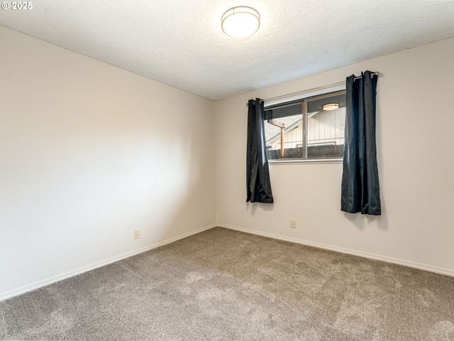 4114 JESSEN Dr, Eugene, OR 97402