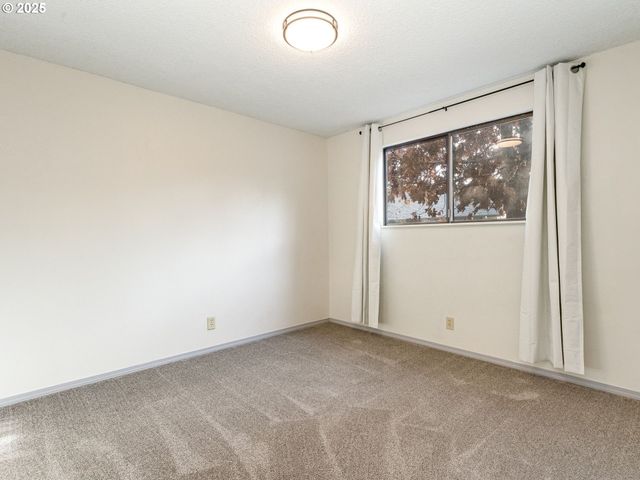 4114 JESSEN Dr, Eugene, OR 97402