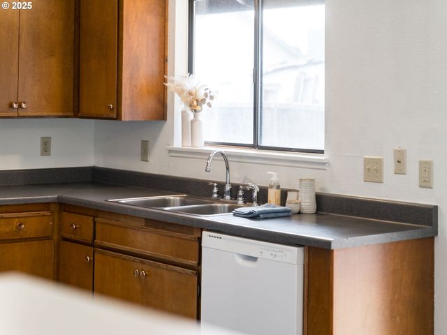 4114 JESSEN Dr, Eugene, OR 97402