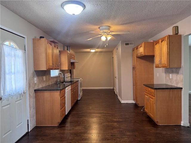 5722 W 70th Terrace, Overland Park, KS 66204