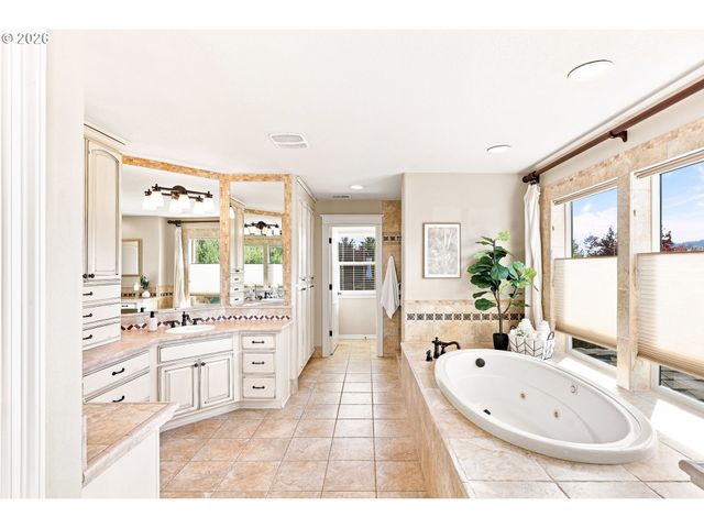 9583 Se DENALI Dr, Happy Valley, OR 97086