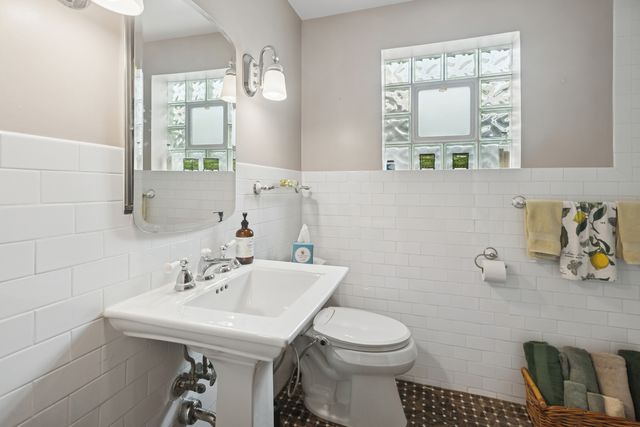 5747 N Sacramento Avenue, Chicago, IL 60659