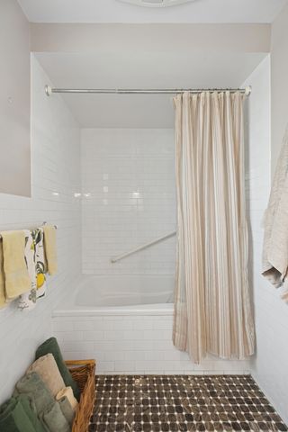 5747 N Sacramento Avenue, Chicago, IL 60659