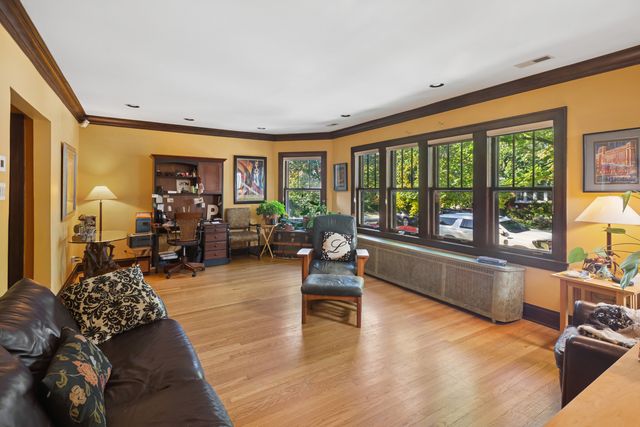 5747 N Sacramento Avenue, Chicago, IL 60659