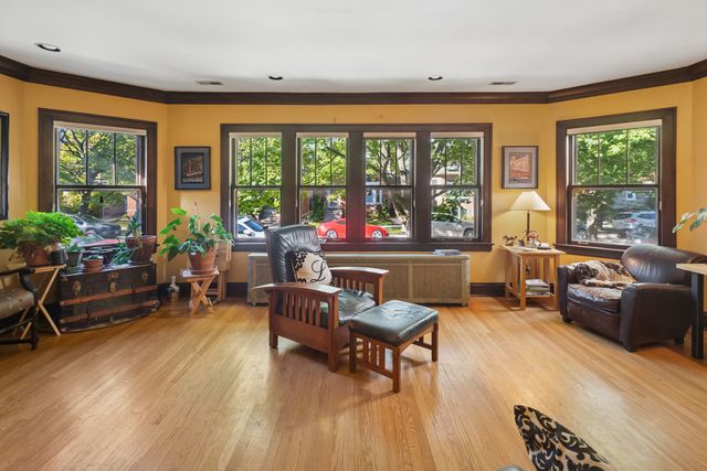 5747 N Sacramento Avenue, Chicago, IL 60659