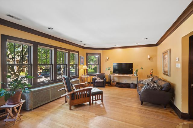 5747 N Sacramento Avenue, Chicago, IL 60659