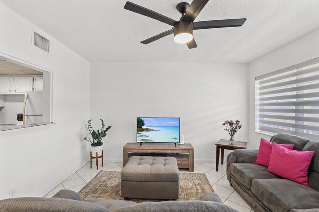 215 Sheffield I, West Palm Beach, FL 33417