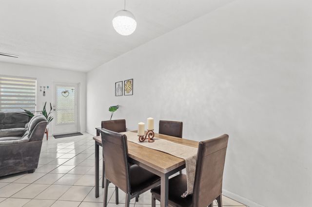 215 Sheffield I, West Palm Beach, FL 33417