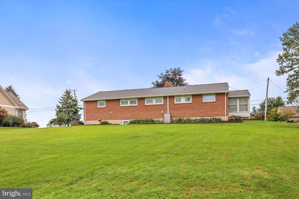 5280 BOARD RD, Mount Wolf, PA 17347