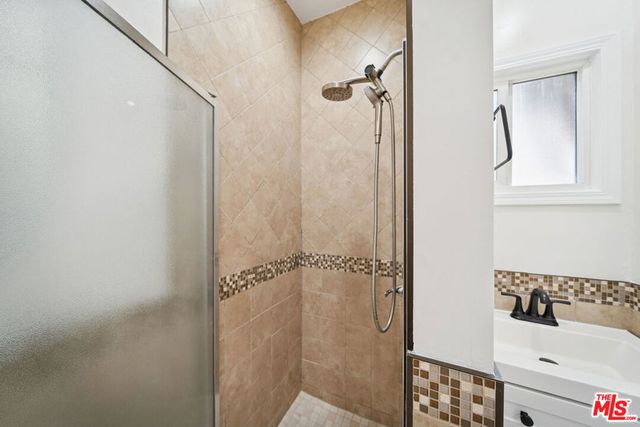 6680 De Longpre Avenue, Los Angeles, CA 90028