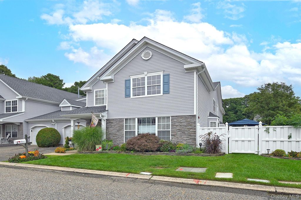 8 Lavern Drive, Middle Island, NY 11953 — photo 4