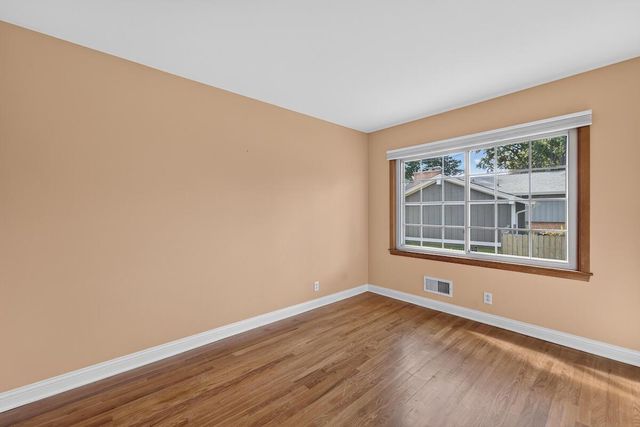 427 Susan LANE, Thiensville, WI 53092