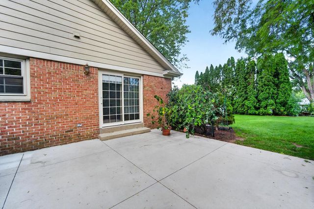 427 Susan LANE, Thiensville, WI 53092