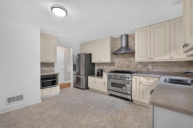 427 Susan LANE, Thiensville, WI 53092