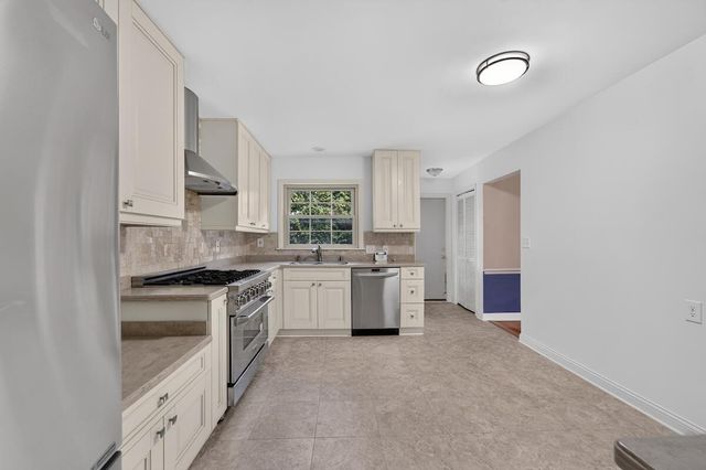 427 Susan LANE, Thiensville, WI 53092