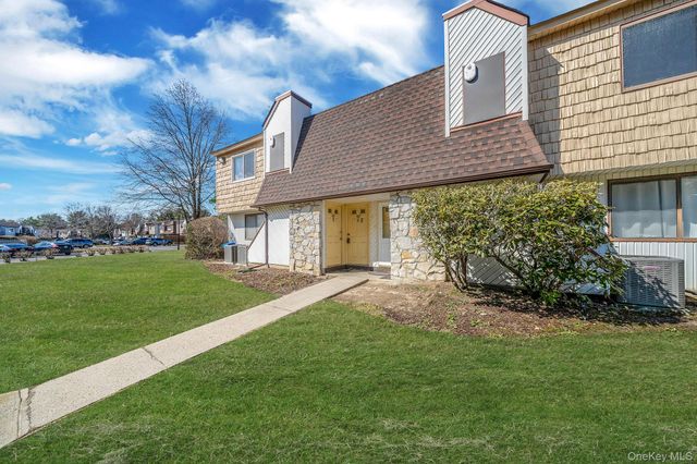 222 Pointe Circle N 2, Coram, NY 11727