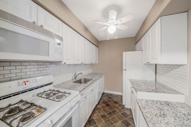 222 Pointe Circle N 2, Coram, NY 11727