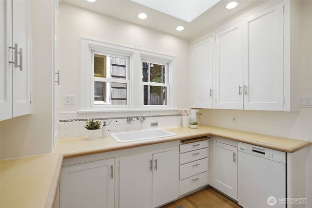 5006 Greenwood Avenue N, Seattle, WA 98103
