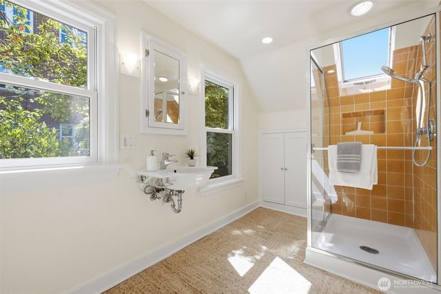 5006 Greenwood Avenue N, Seattle, WA 98103