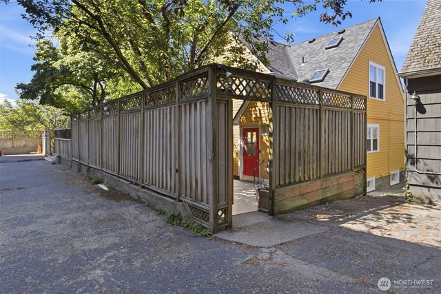 5006 Greenwood Avenue N, Seattle, WA 98103