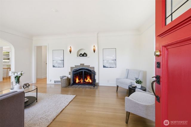 5006 Greenwood Avenue N, Seattle, WA 98103