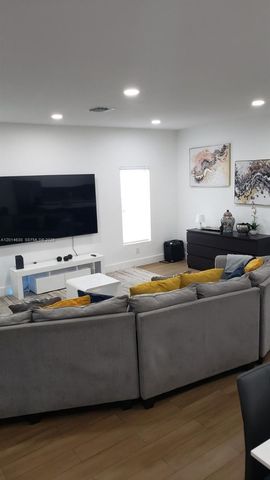 613 NW 10th St, Hallandale Beach, FL 33009