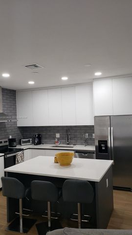 613 NW 10th St, Hallandale Beach, FL 33009