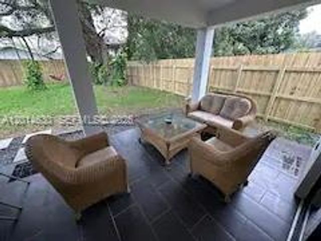 613 NW 10th St, Hallandale Beach, FL 33009