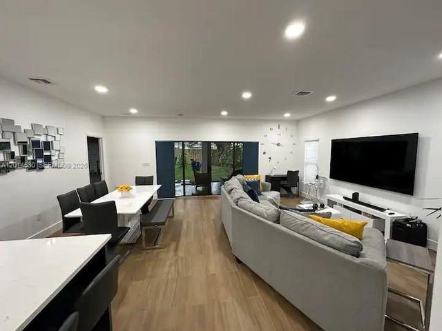613 NW 10th St, Hallandale Beach, FL 33009