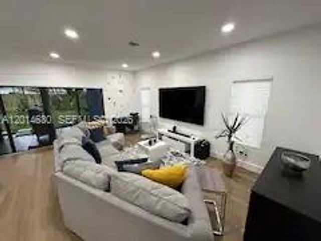 613 NW 10th St, Hallandale Beach, FL 33009