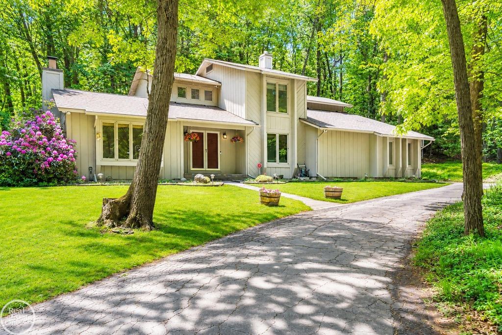 9065 Autumnglo Drive, Clarkston, MI 48348