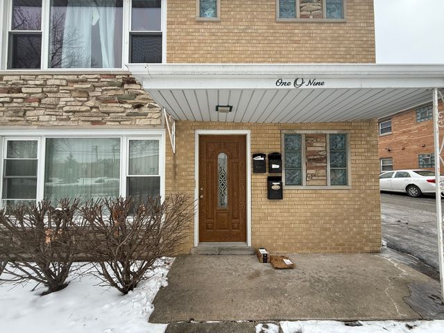 109 Central Avenue A, Roselle, IL 60172