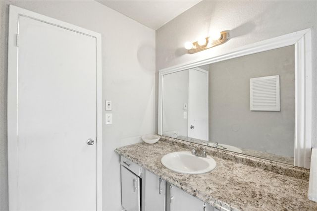 6200 W Tidwell Road 1205, Houston, TX 77092
