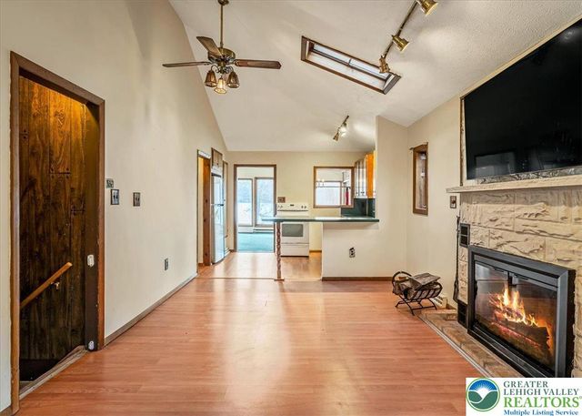 6361 Lakeshore Drive East, Middle Smithfield Twp, PA 18302