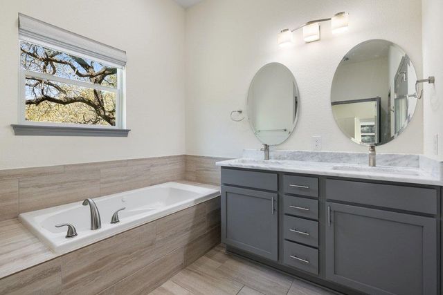 338 Coventry RD, Spicewood, TX 78669