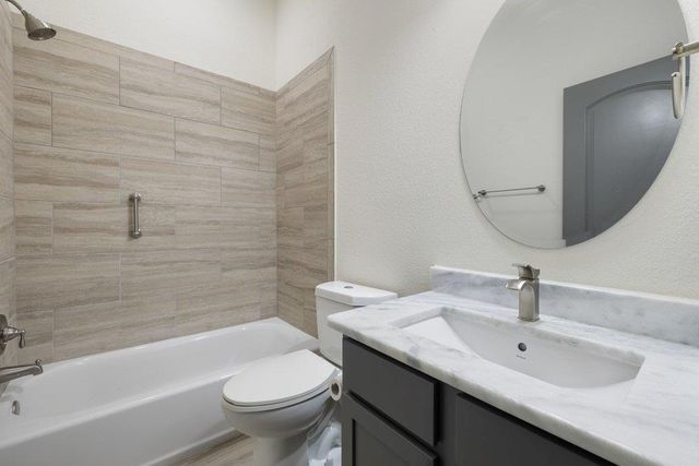 338 Coventry RD, Spicewood, TX 78669