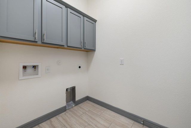 338 Coventry RD, Spicewood, TX 78669