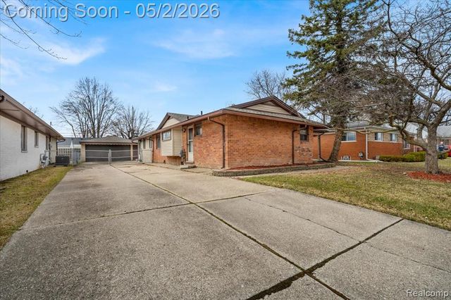 23030 Edgewater Street, Saint Clair Shores, MI 48082