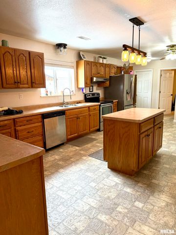 2407 Selmaville Road, Salem, IL 62881