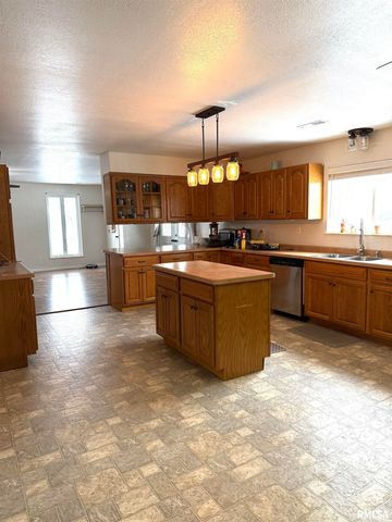 2407 Selmaville Road, Salem, IL 62881