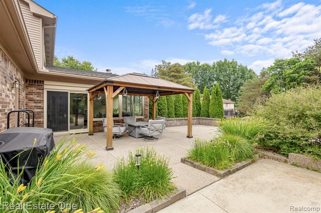 1904 Chelsea Court, Rochester Hills, MI 48306