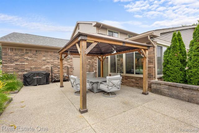 1904 Chelsea Court, Rochester Hills, MI 48306